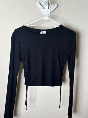 Sky and Sparrow Black Long-Sleeve Cinch-Side Crop Tee